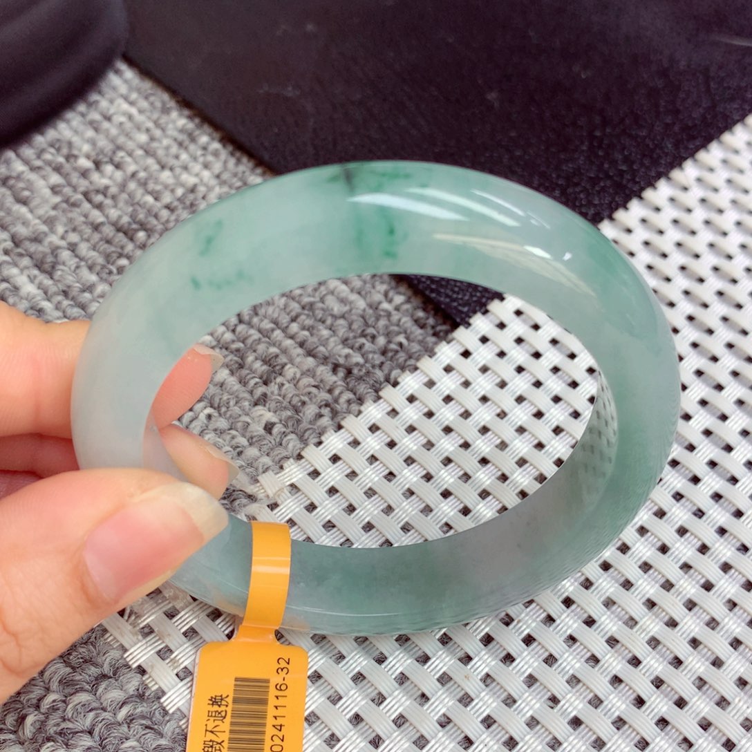 翡翠手镯未镶嵌缅甸