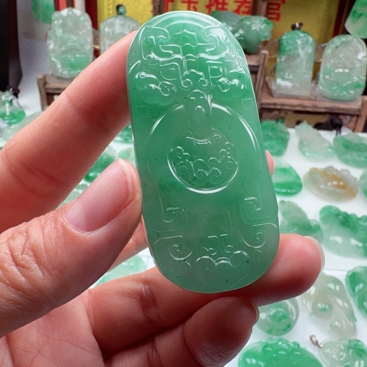 颈饰未镶嵌石英质玉