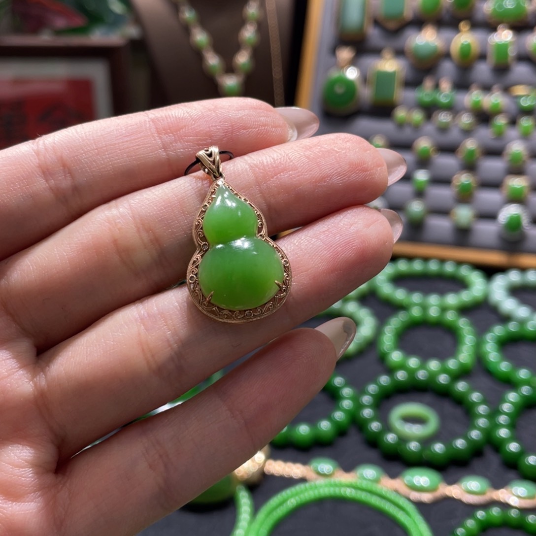 和田玉吊坠(不含链)18K金镶嵌苹果绿 葫芦