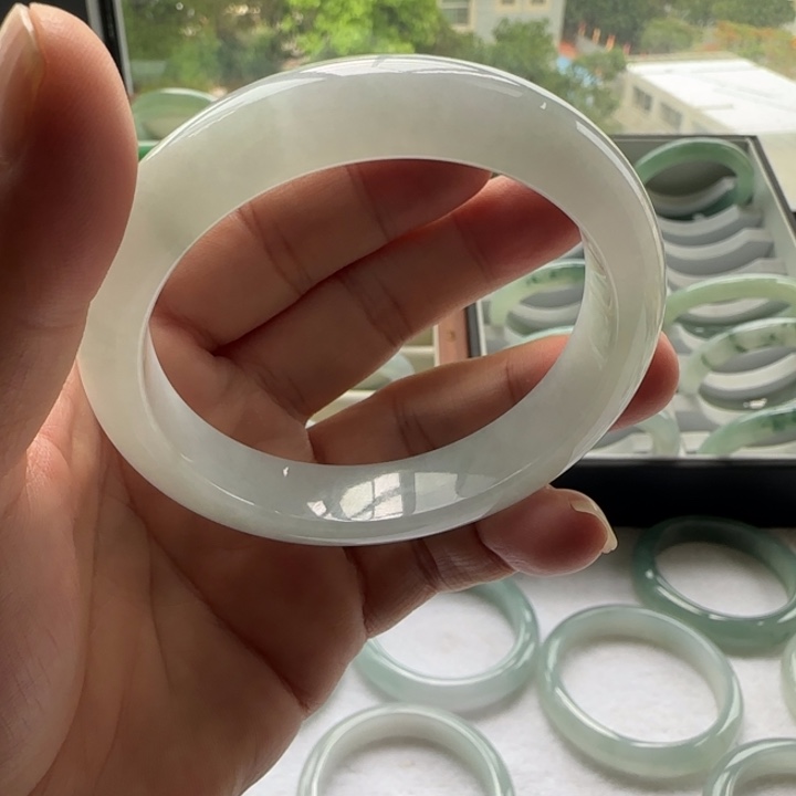 翡翠手镯未镶嵌屹**?