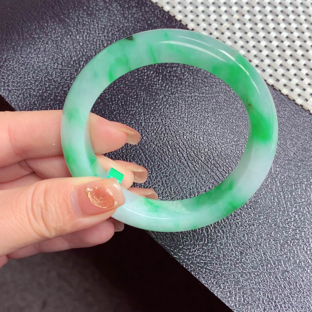 翡翠手镯未镶嵌翡翠