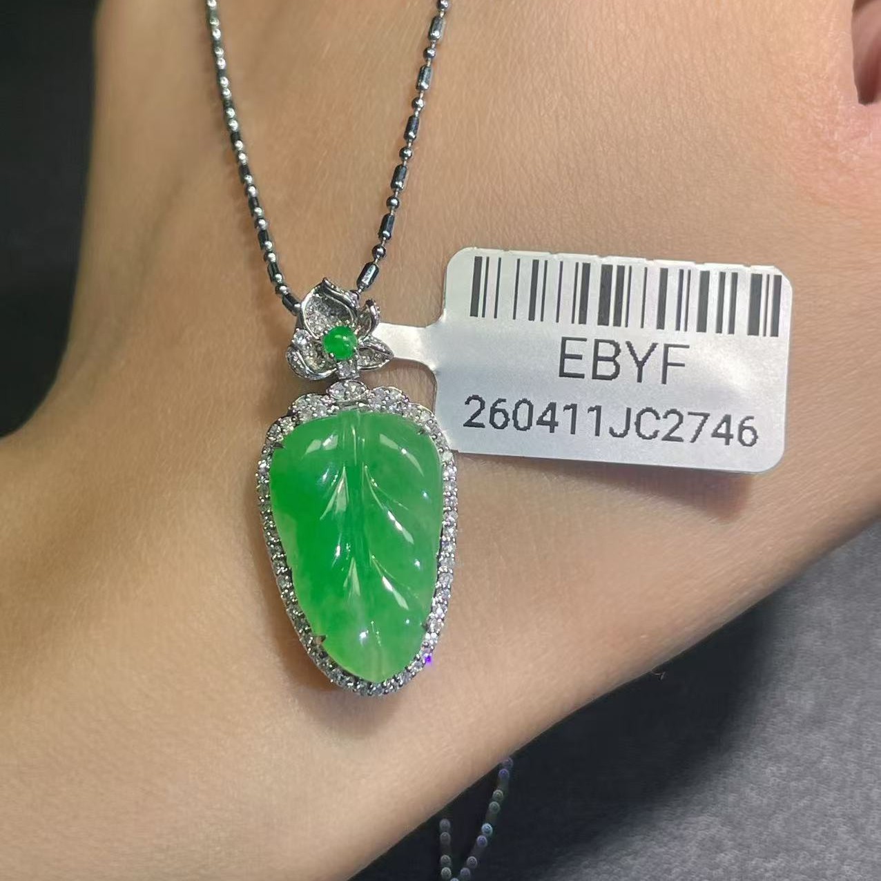 18k金镶嵌缅甸A货翡翠(不含链)