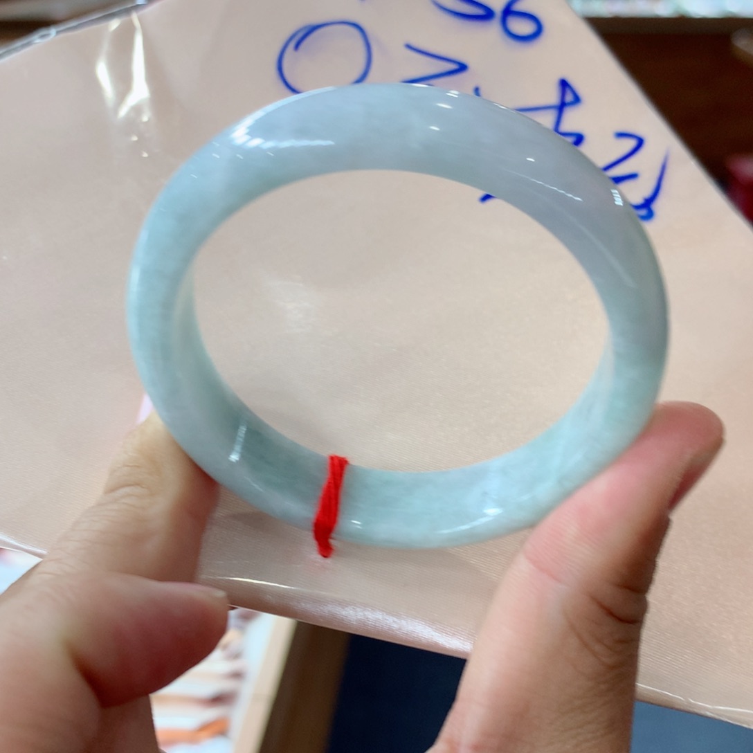 翡翠手镯未镶嵌予***念买断