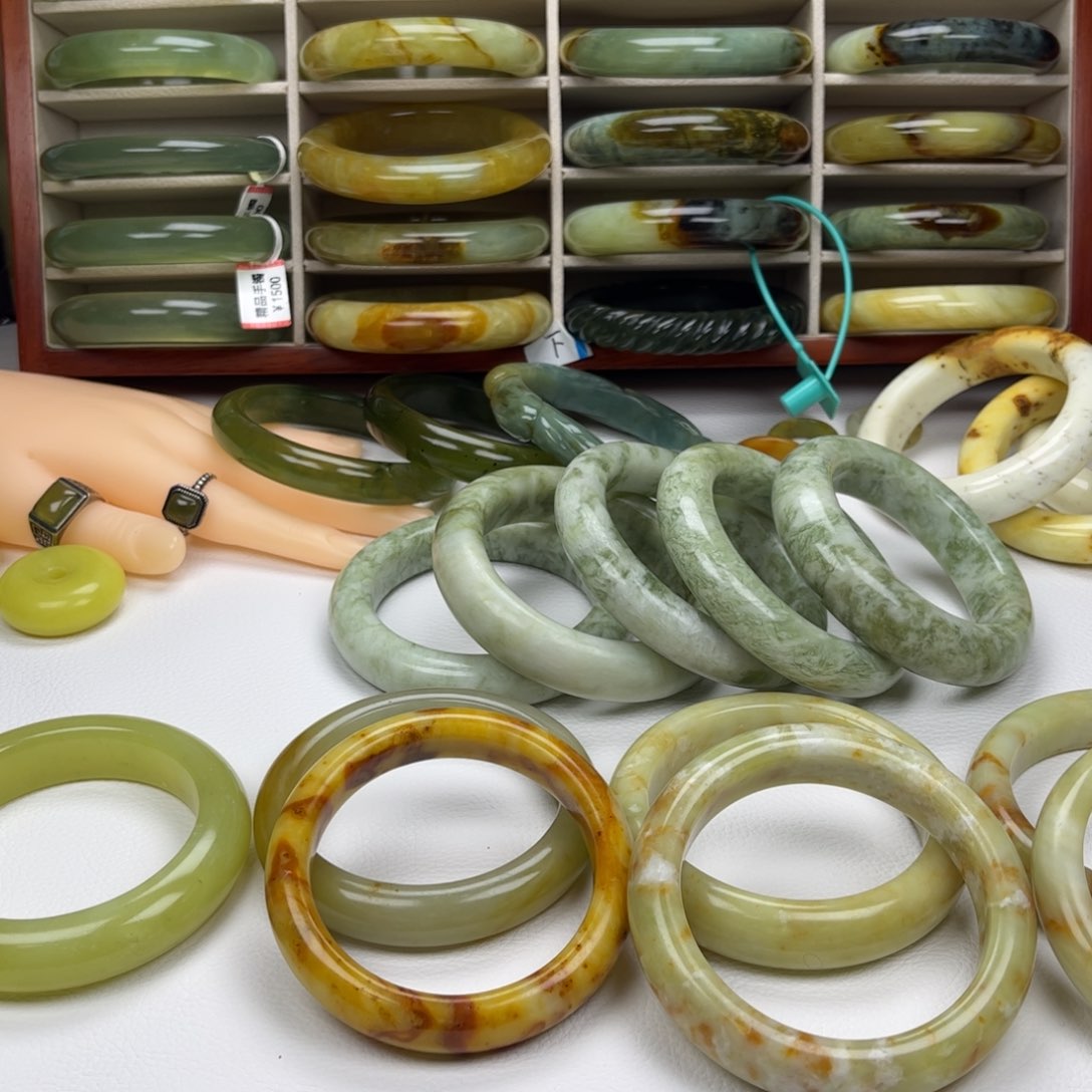 蛇纹石玉手镯未镶嵌米**?