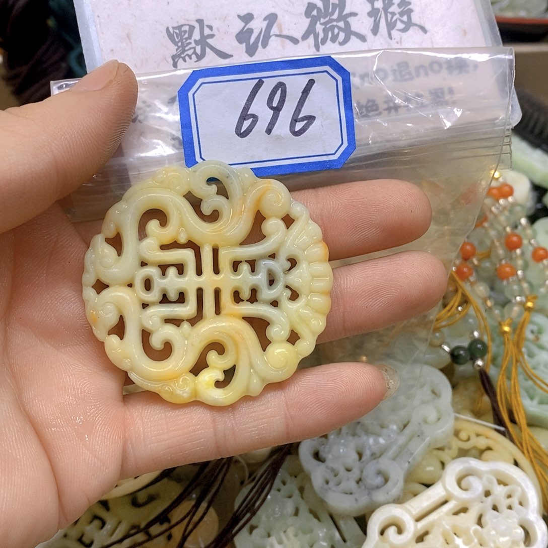 蛇纹石玉未镶嵌颈饰（****落696