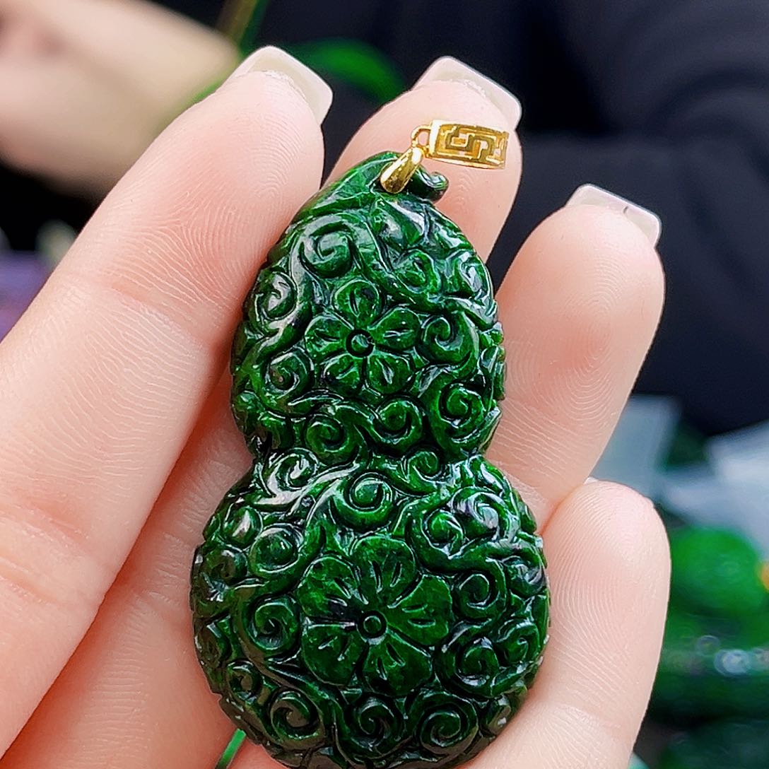 颈饰18K金镶嵌翡翠多样性