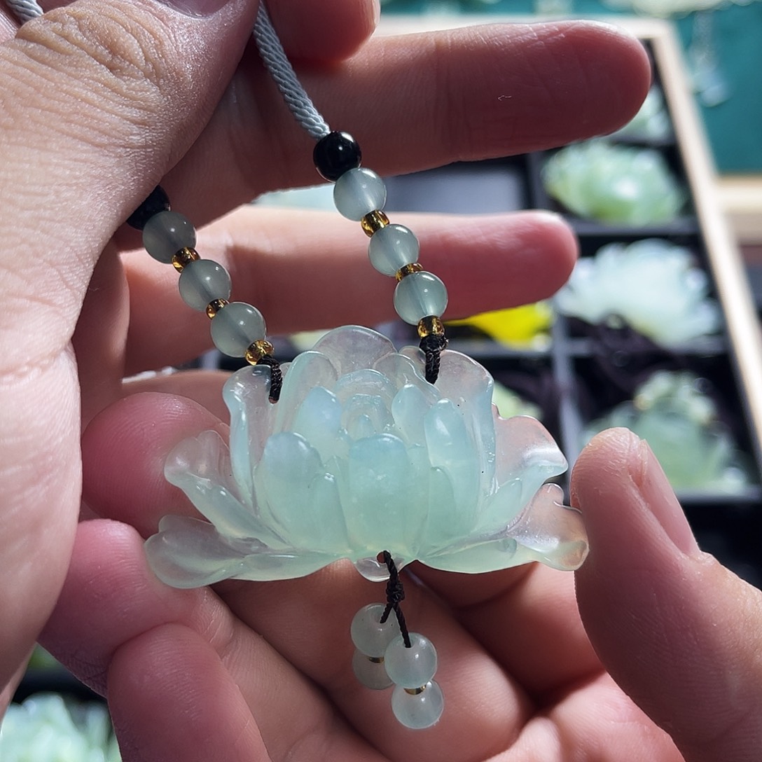 蛇纹石玉未镶嵌颈饰