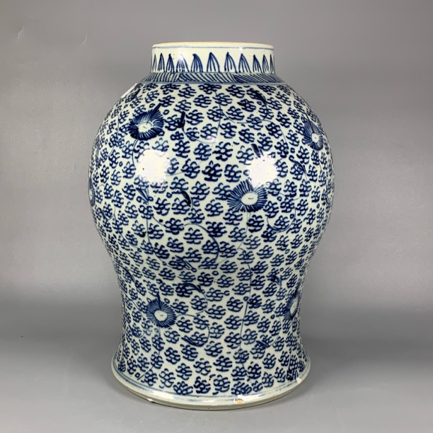 022031632 清中期 青花缠枝莲纹罐 db 云南省文物总店