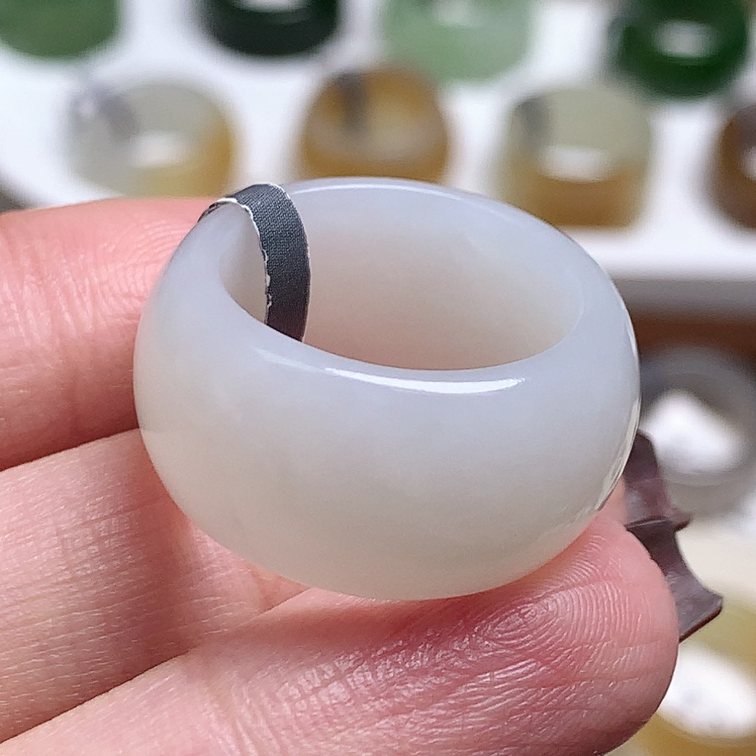 未镶嵌戒指和田玉