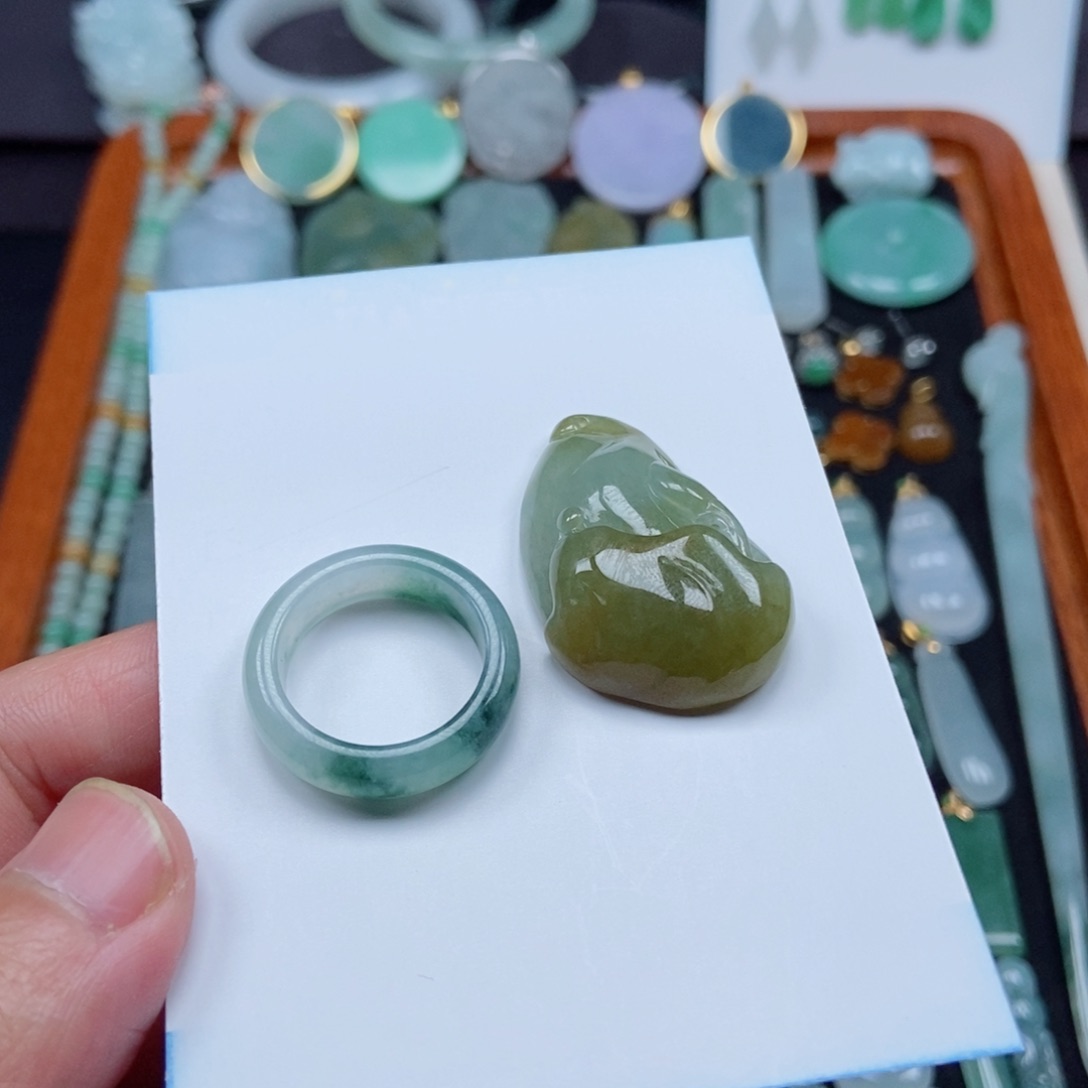 翡翠颈饰未镶嵌文****姐