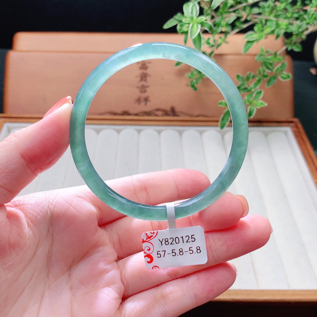 未镶嵌手镯（圆镯）翡翠