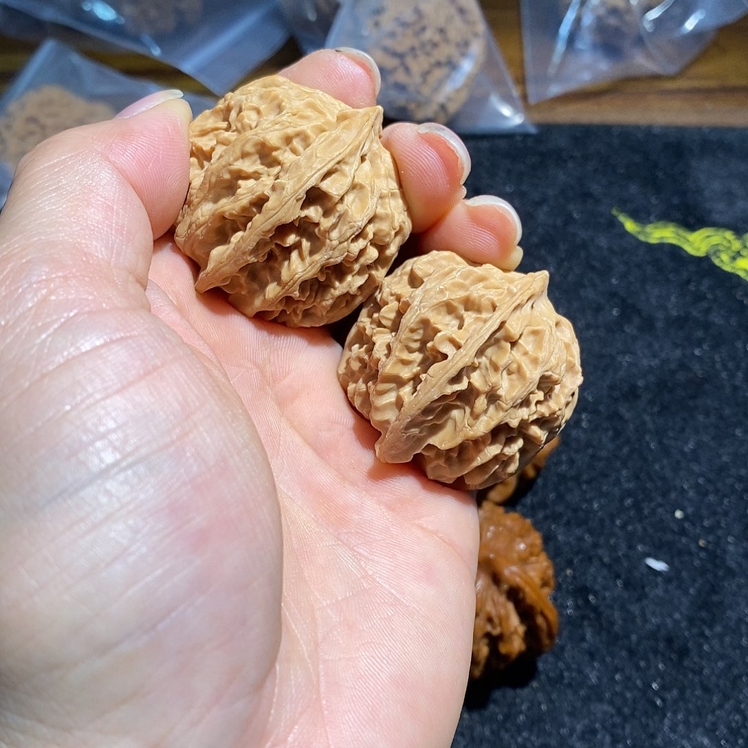 文玩核桃吊坠苹果园狮子头29.9