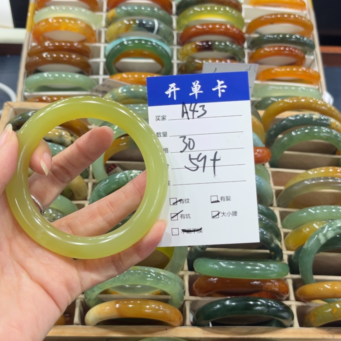 陈***红蛇纹石玉未镶嵌手镯