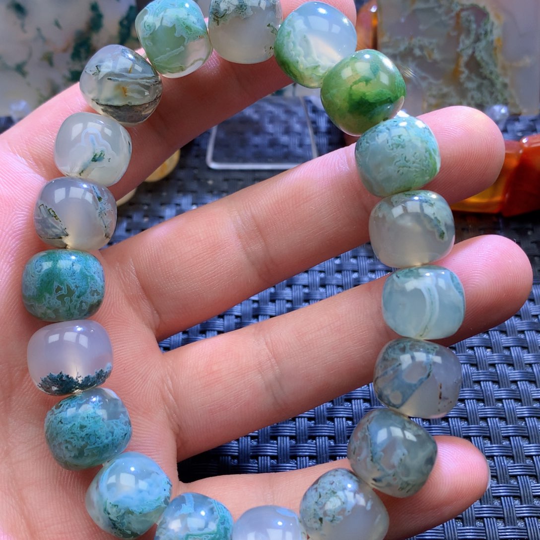 未镶嵌颈饰玛瑙/玉髓蝶*