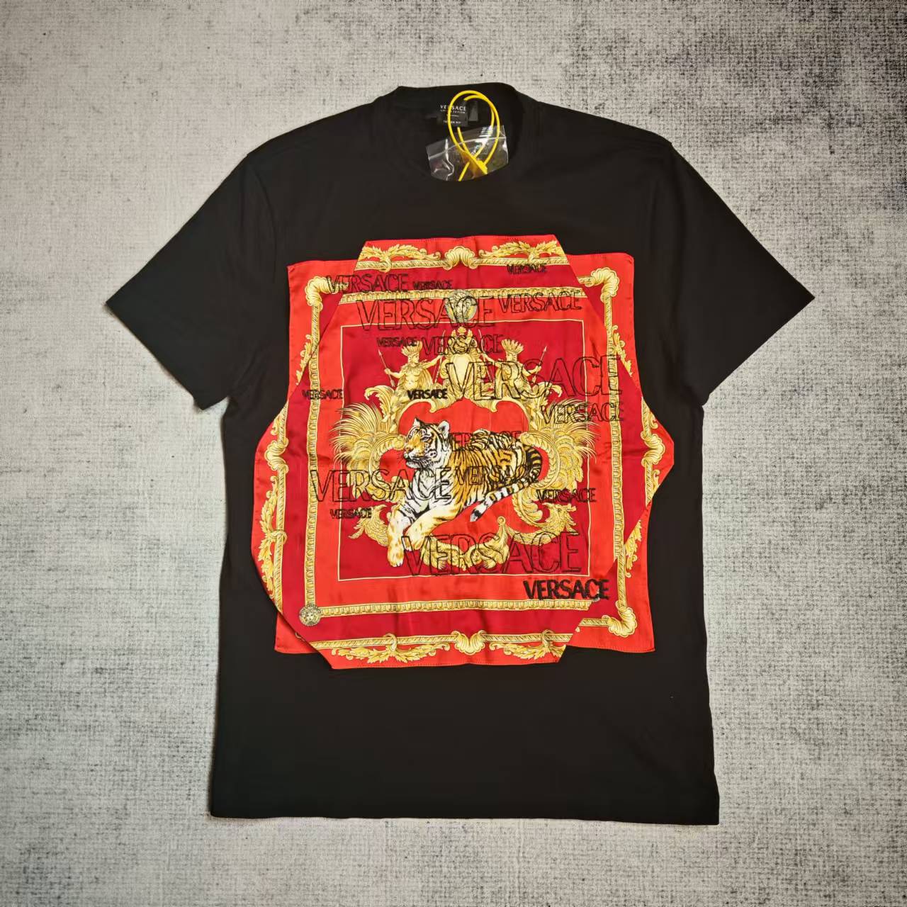 99新 VERSACE/范思哲 胸前老虎方巾刺绣黑红短袖/M码