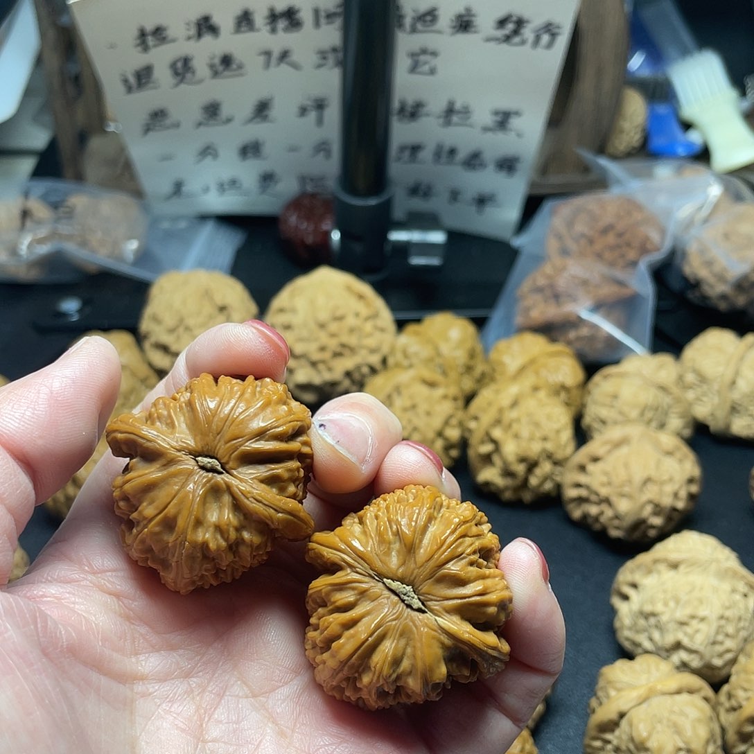 文玩核桃吊坠K***.白狮子