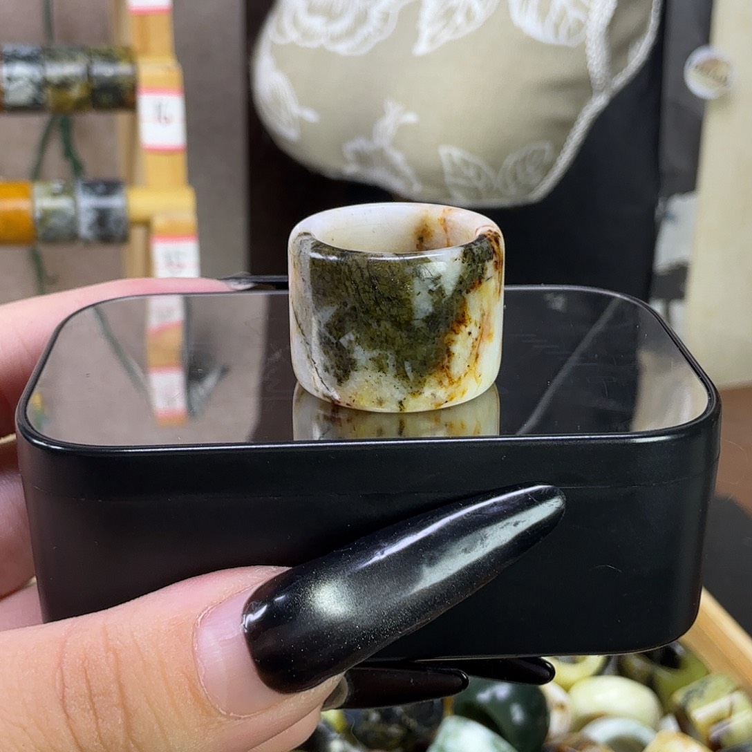 蛇纹石玉未镶嵌戒指18.48微瑕