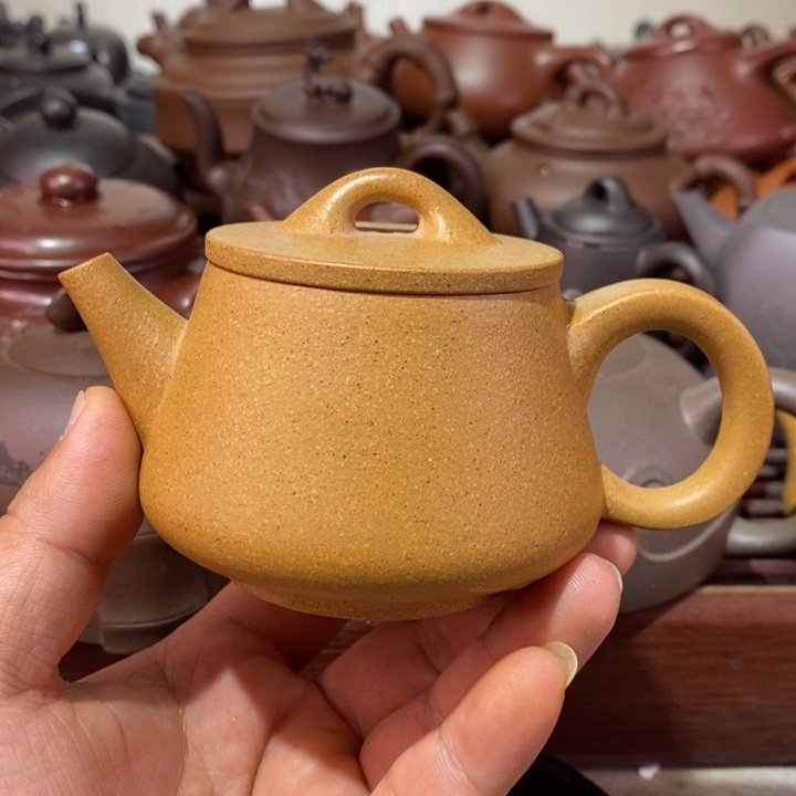 紫砂茶壶岁***谁精工制作