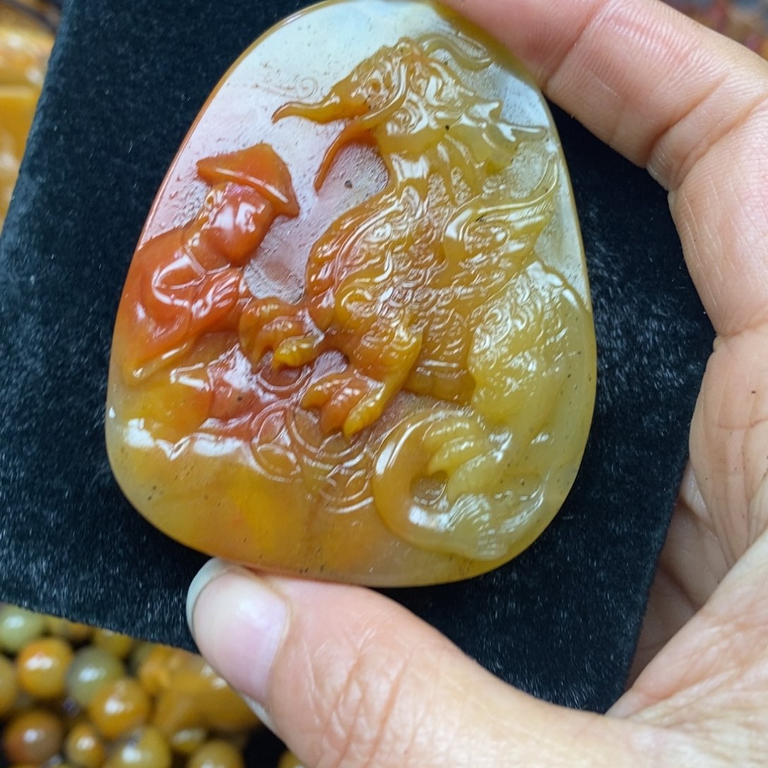 未镶嵌石英质玉（黄龙玉）颈饰