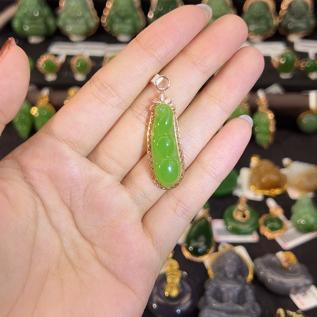 和田玉18K金镶嵌吊坠(不含链)苹果绿福豆