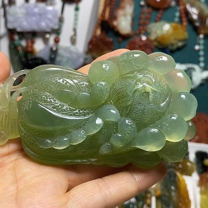 翡翠未镶嵌吊坠(赠链)