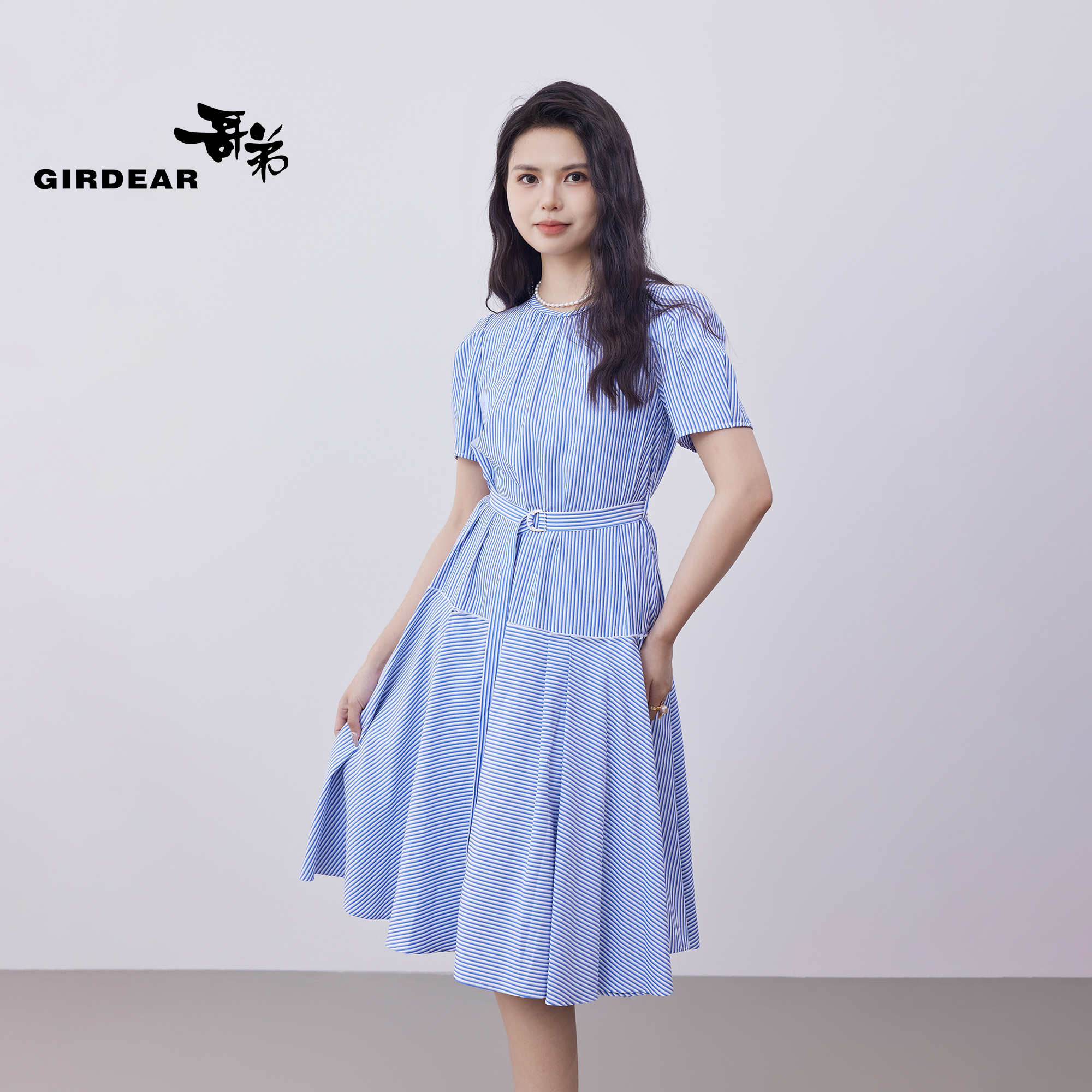 GIRDEAR/哥弟圆领通勤时尚气质系带收腰条纹显瘦连衣裙1500532