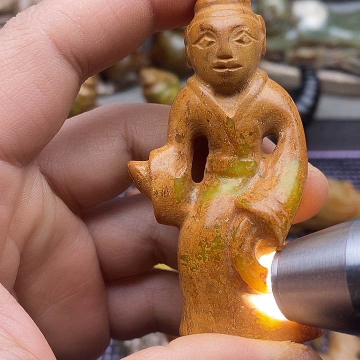 未镶嵌蛇纹石玉颈饰