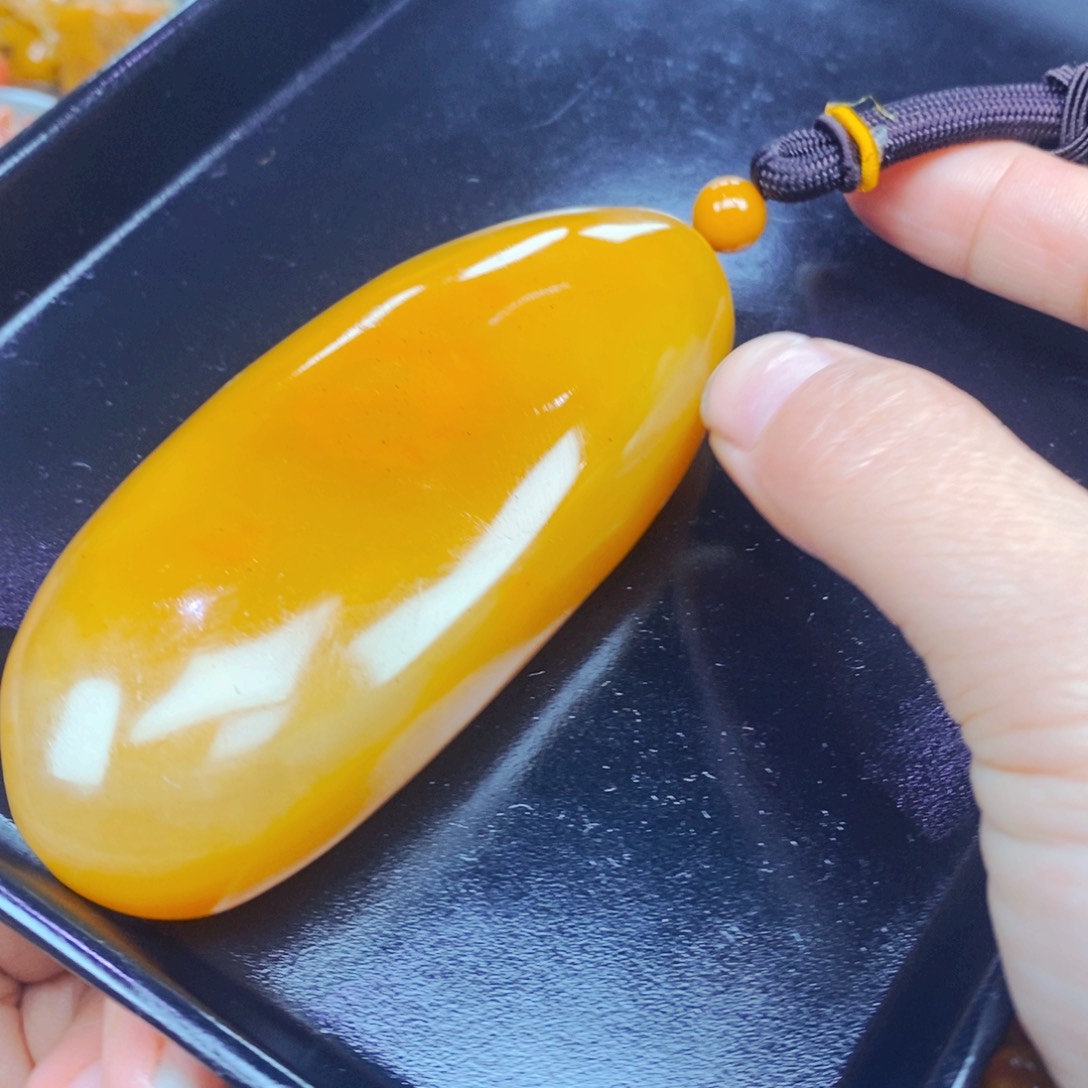 未镶嵌石英质玉（黄龙玉）颈饰