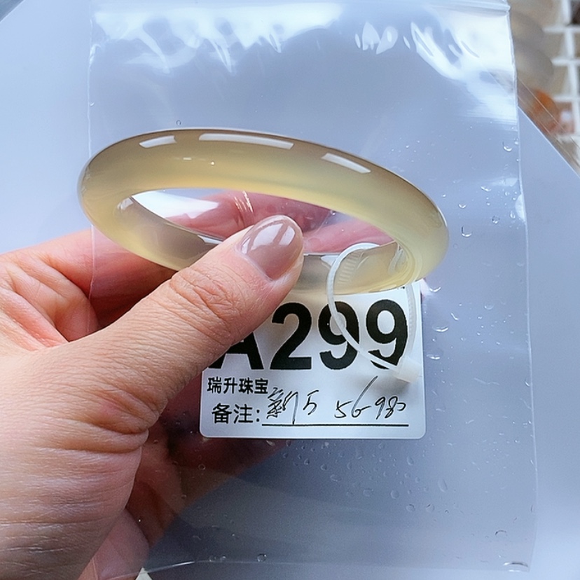 【闪购商品】玛瑙/玉髓手镯未镶嵌新****霞