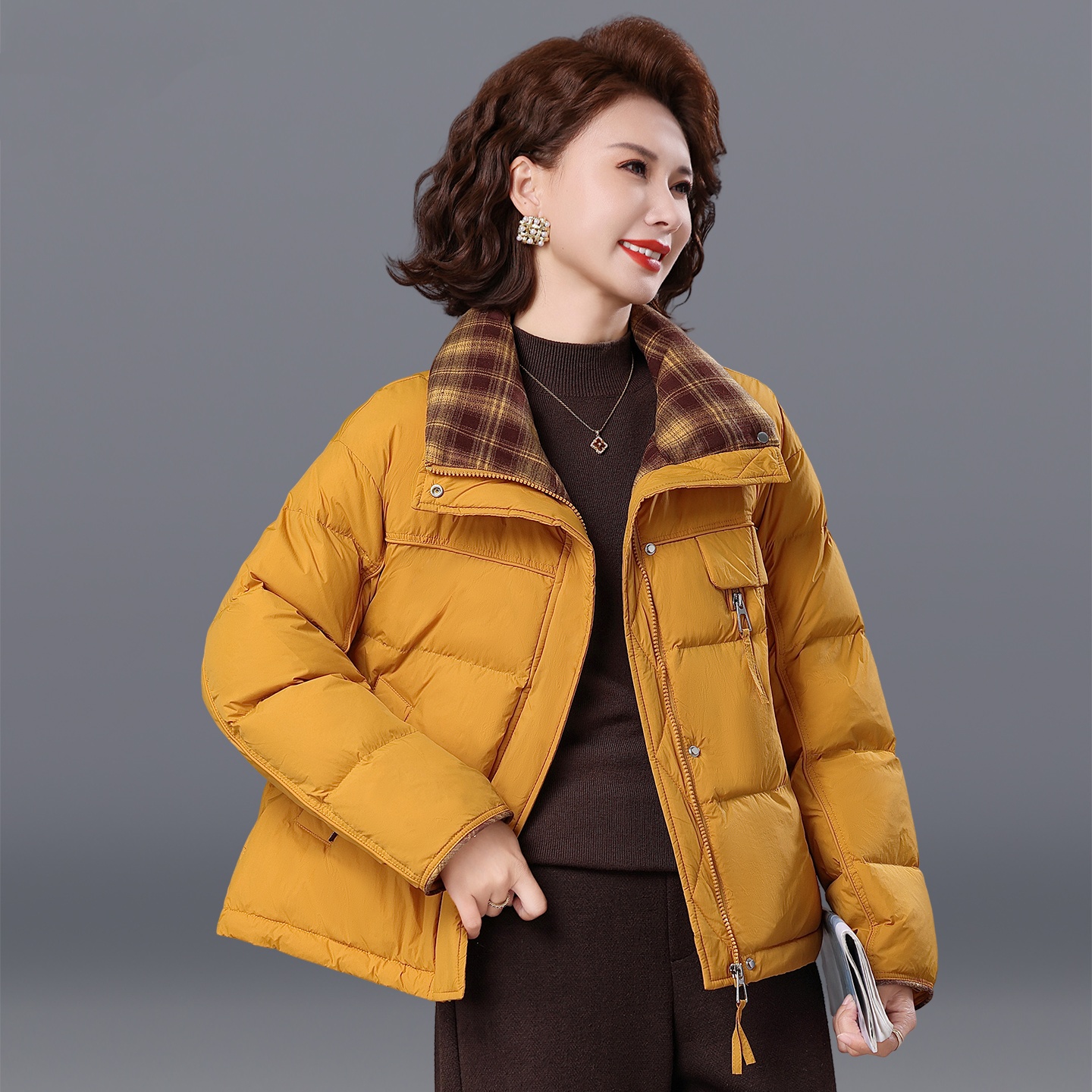 时尚妈妈冬装短款翻领羽绒服2025冬季新款中老年女保暖白鸭绒外套