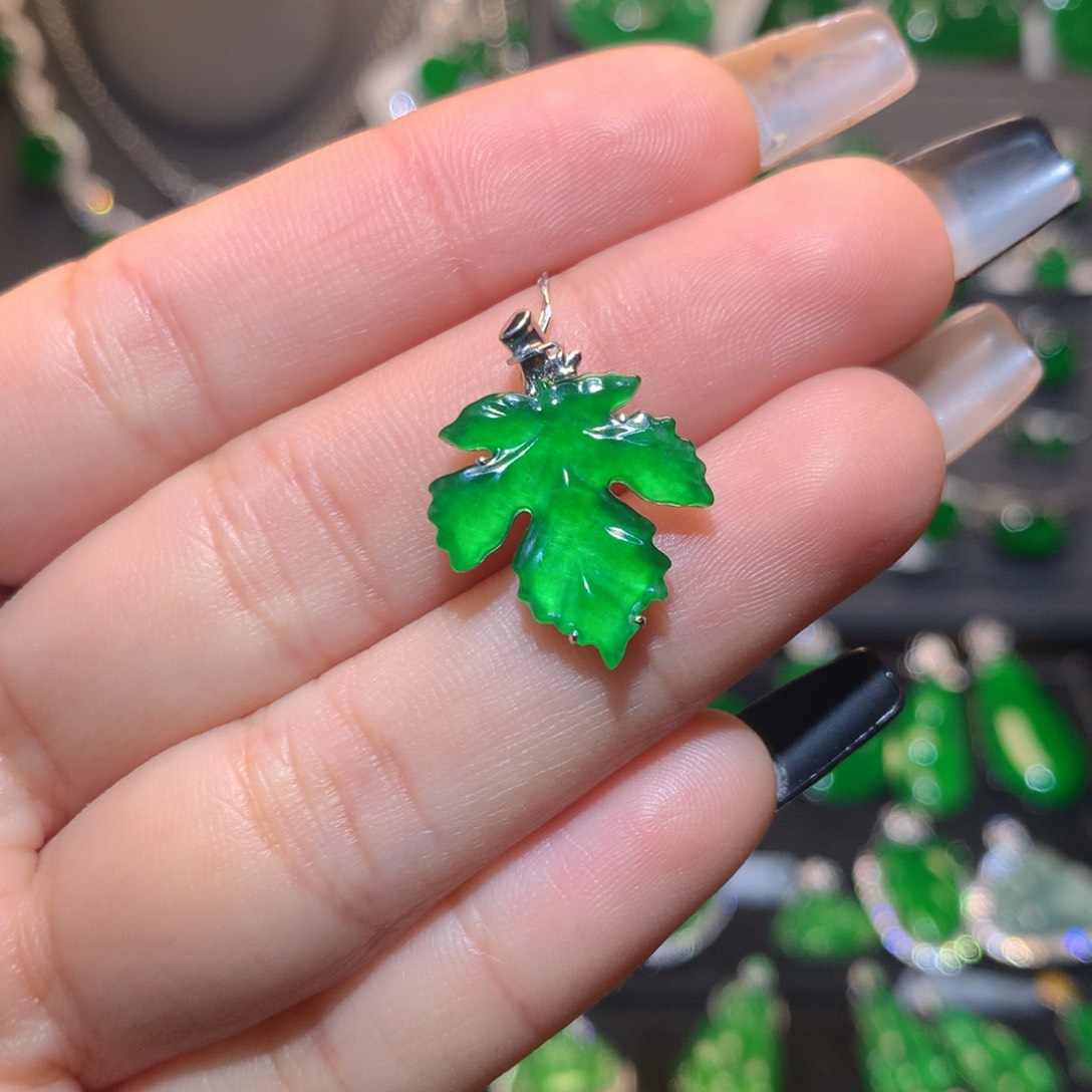 翡翠颈饰18K金镶嵌枫叶