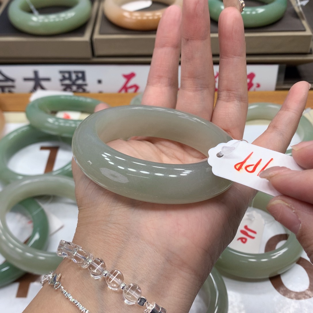 石英质玉未镶嵌手镯大*子