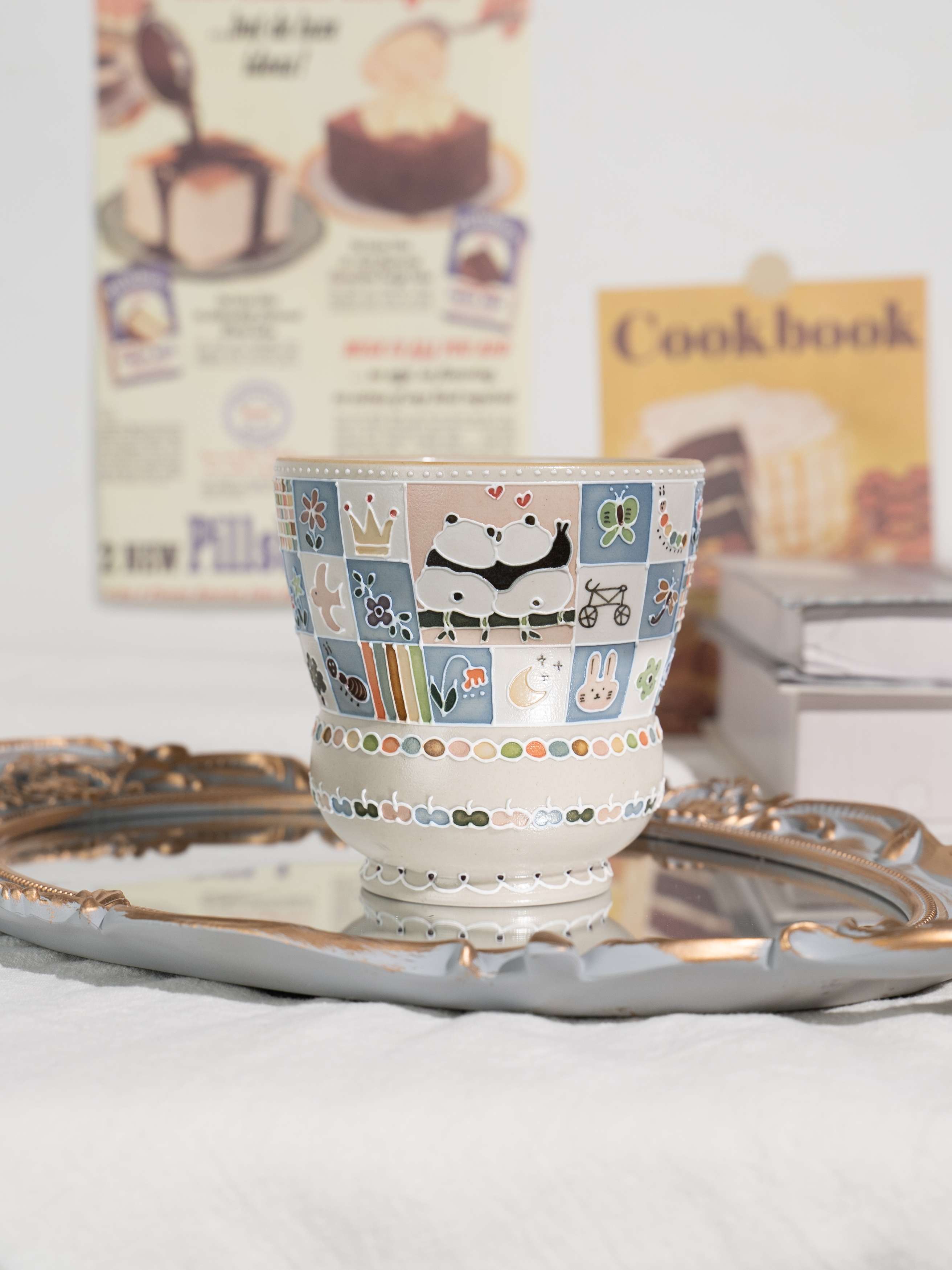 上禾下皿 | 树上的小熊猫蓝白格小插画大手握杯