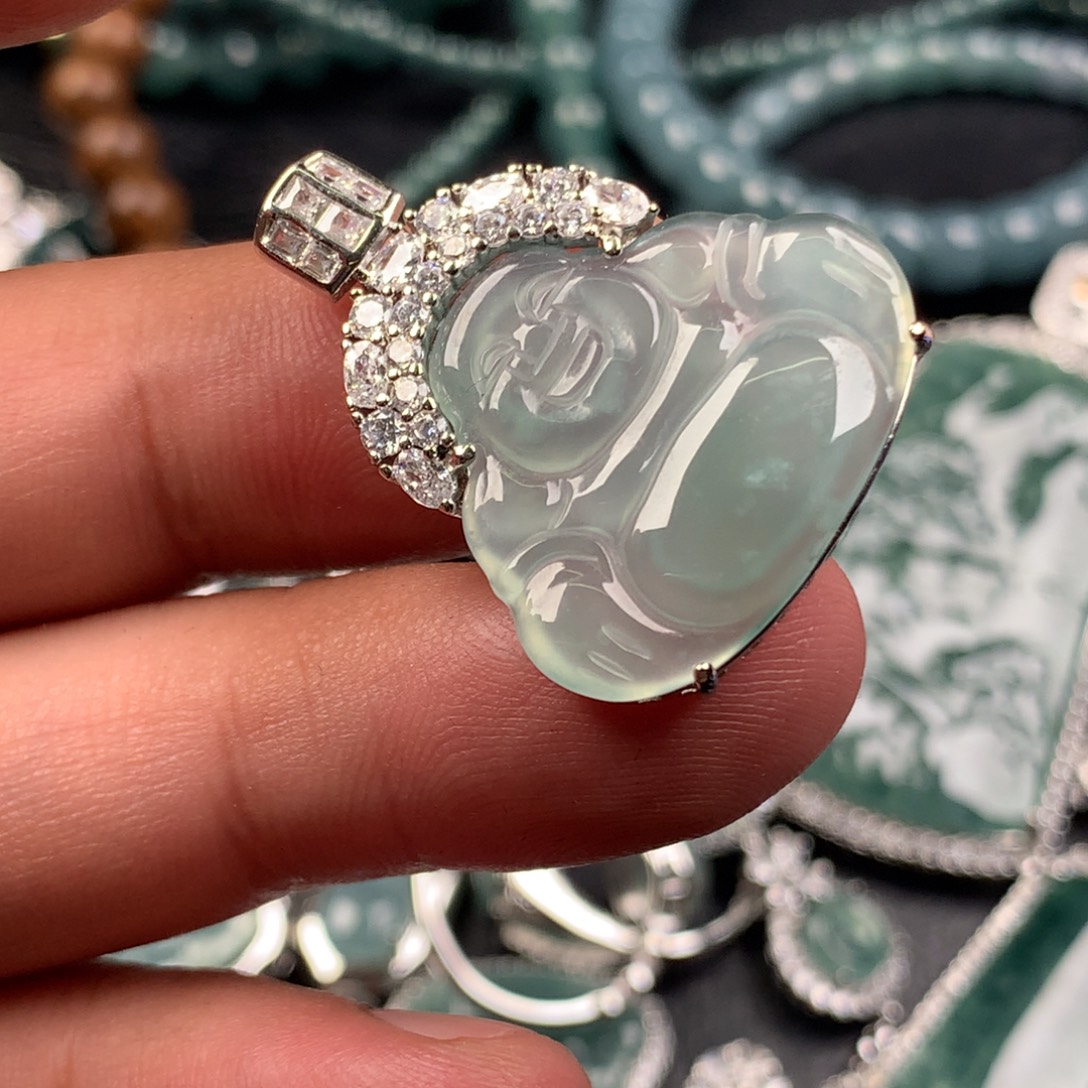 翡翠未镶嵌颈饰大佛公