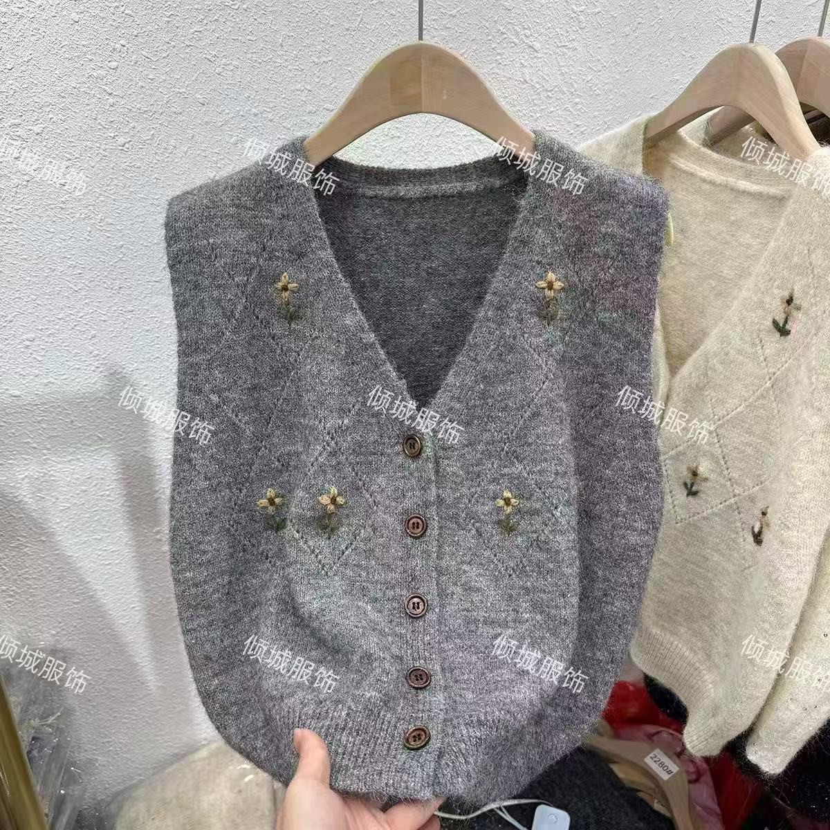  原创设计新款花朵V领毛衣马夹女B33