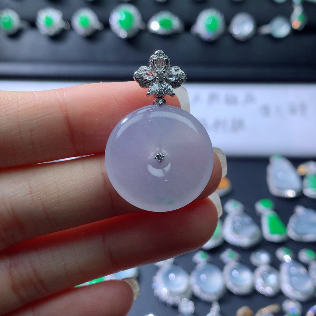 颈饰18K金镶嵌翡翠伴钻