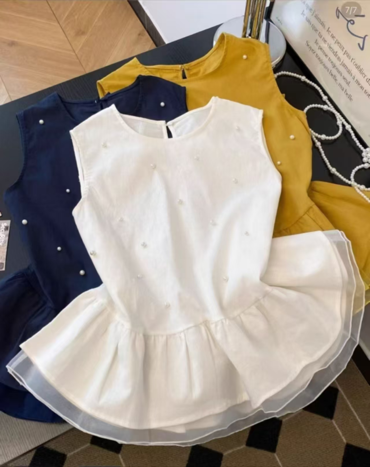 滨莉家 法式钉珠荷叶边无袖小衫