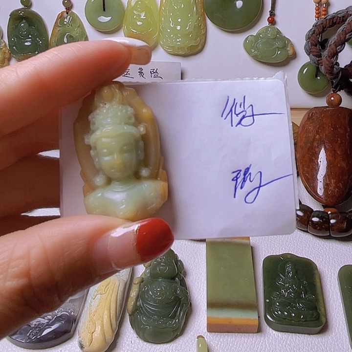 未镶嵌岫岩河磨玉（透闪石质玉）把件中**拿