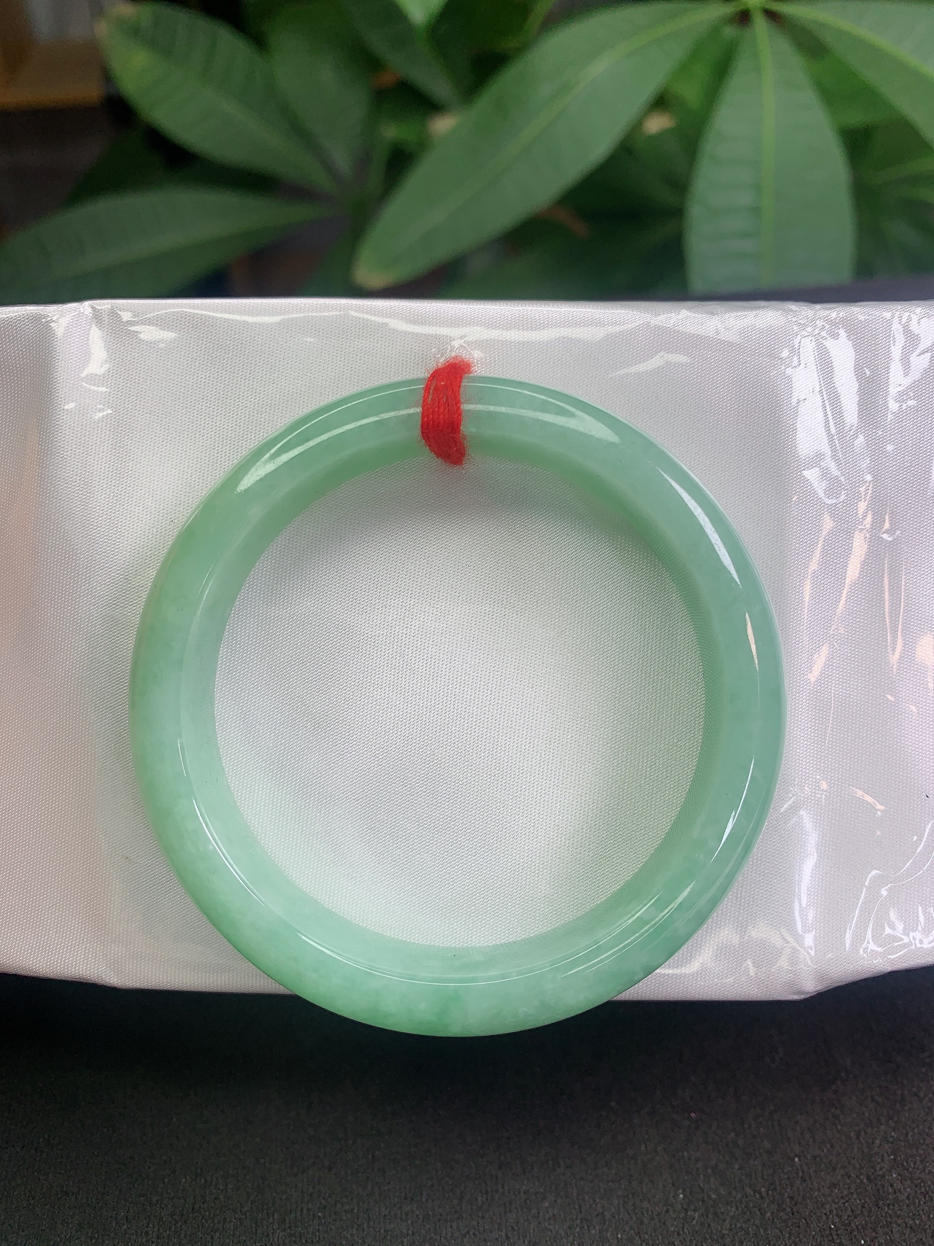 （208号）缅甸天然A货翡翠52-53圈口淡果绿色正圈手镯、有纹裂