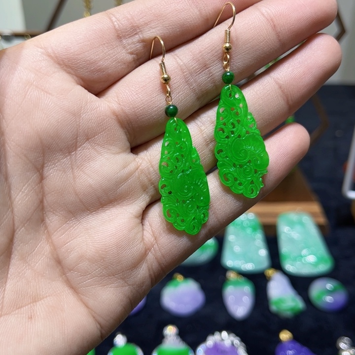 翡翠颈饰未镶嵌耳饰