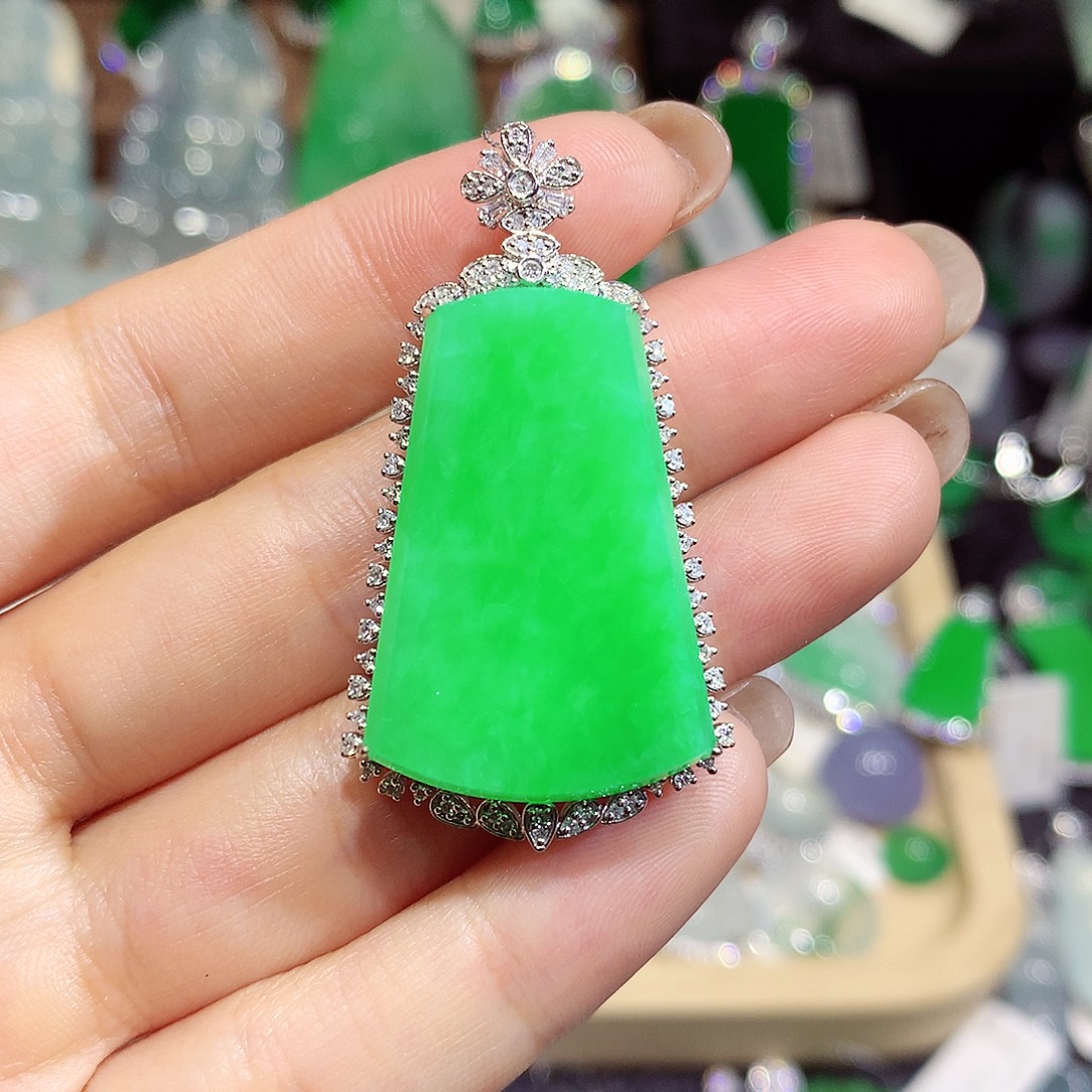 翡翠18K金镶嵌颈饰牌子