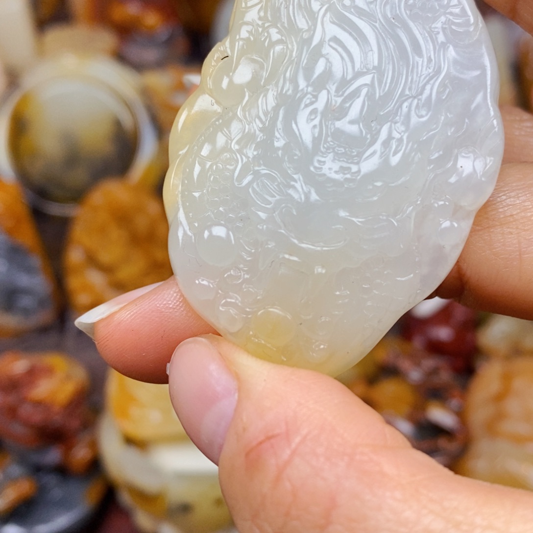 石英质玉（黄龙玉）颈饰未镶嵌