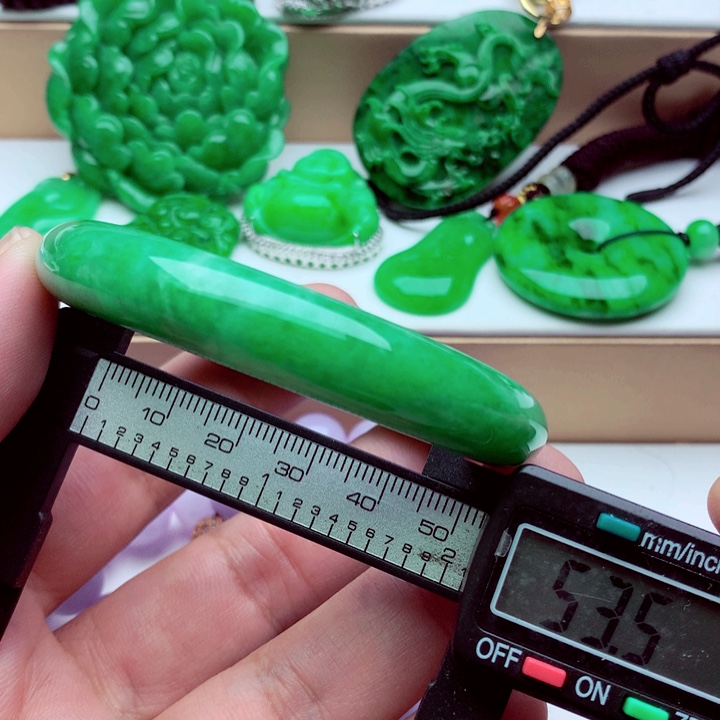 翡翠未镶嵌手镯……