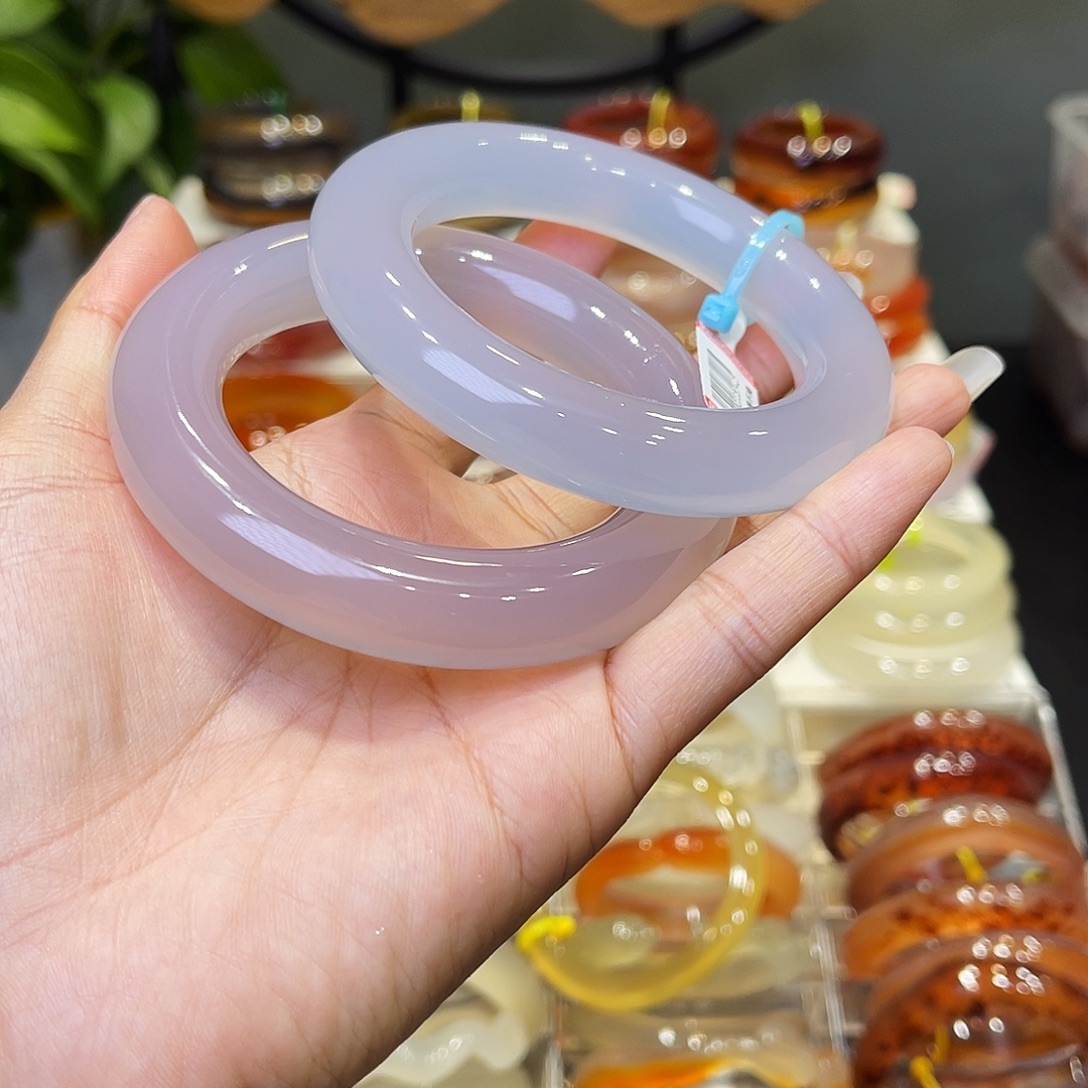 兜****玛瑙/玉髓未镶嵌手镯