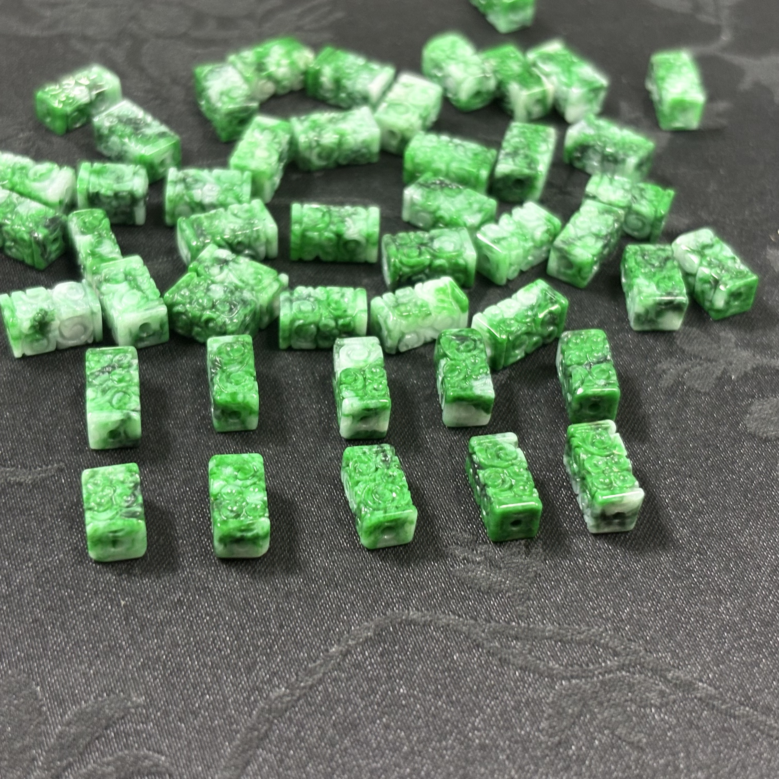 「戴琴珠宝」DQ4702-翡翠长方形通孔单珠（多样性发其一）