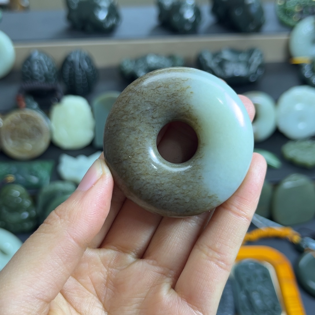 为***当和田玉未镶嵌颈饰