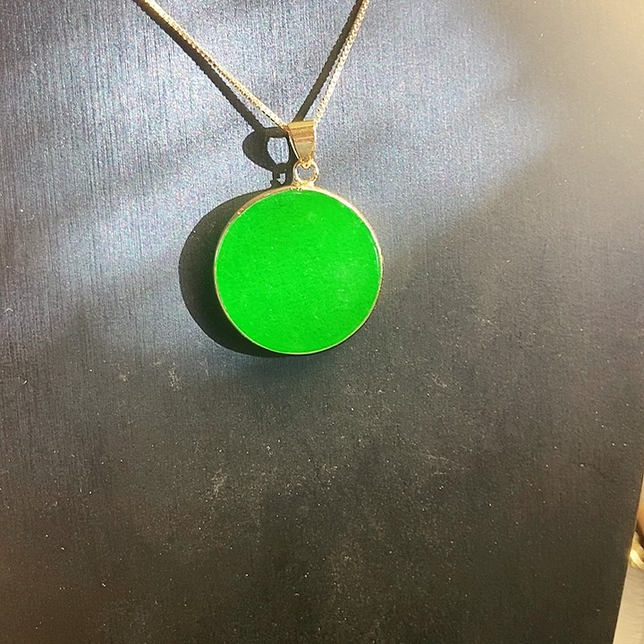 翡翠18K金镶嵌颈饰吊坠