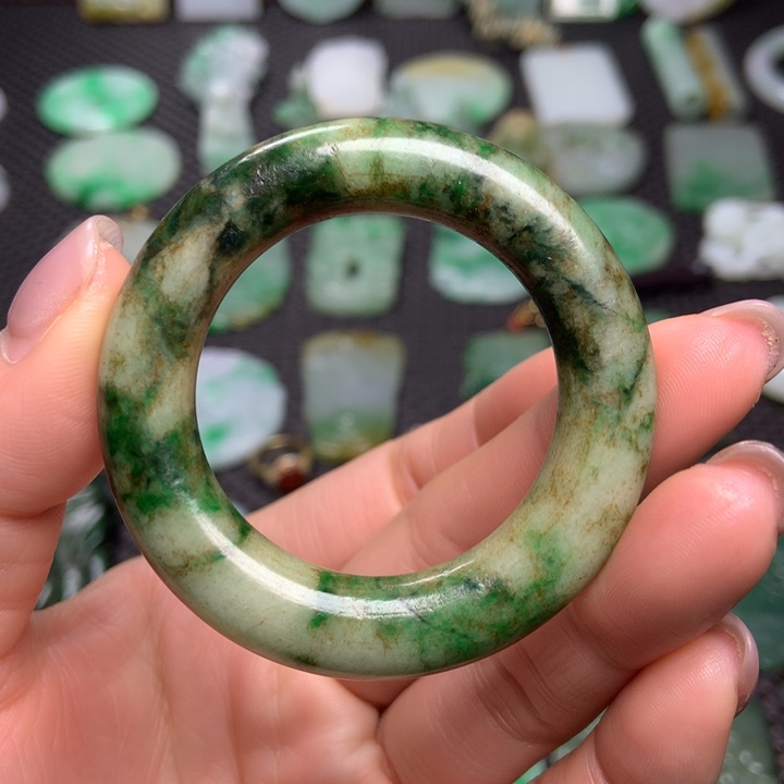 翡翠挂件未镶嵌……