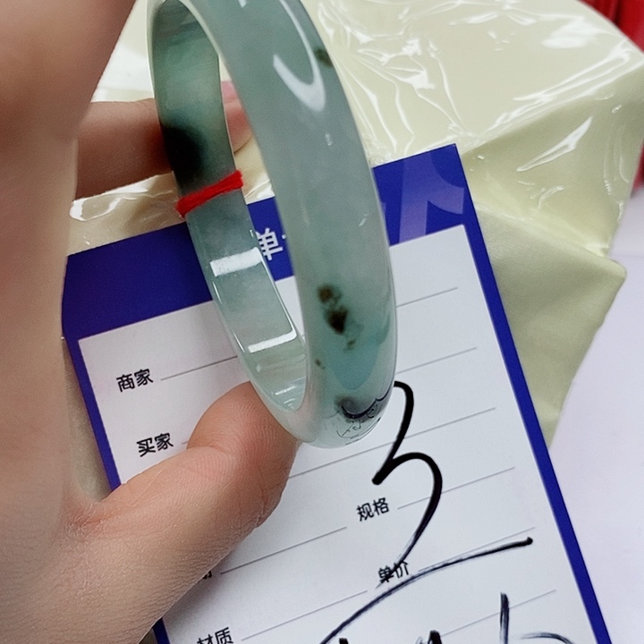 翡翠手镯未镶嵌翡翠