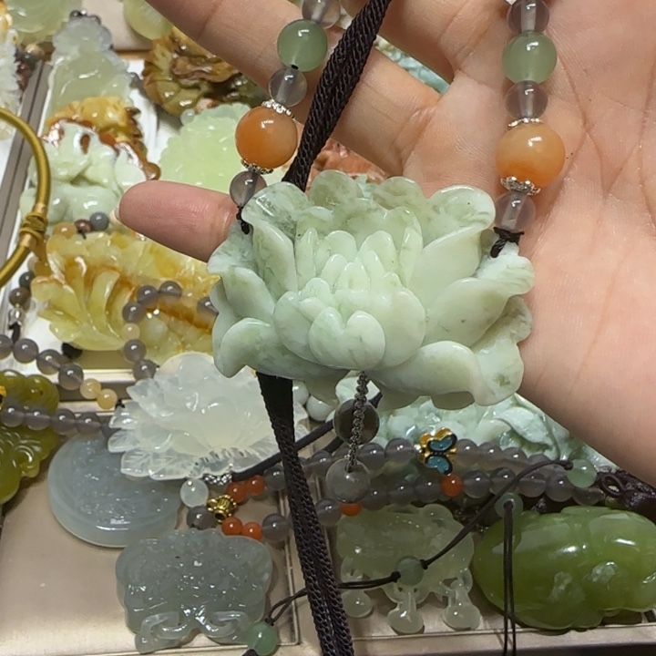 蛇纹石玉吊坠未镶嵌